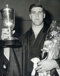 823556 Portret van olympisch judokampioen Anton Geesink met enkele door hem gewonnen bekers, tijdens zijn huldiging in ...
